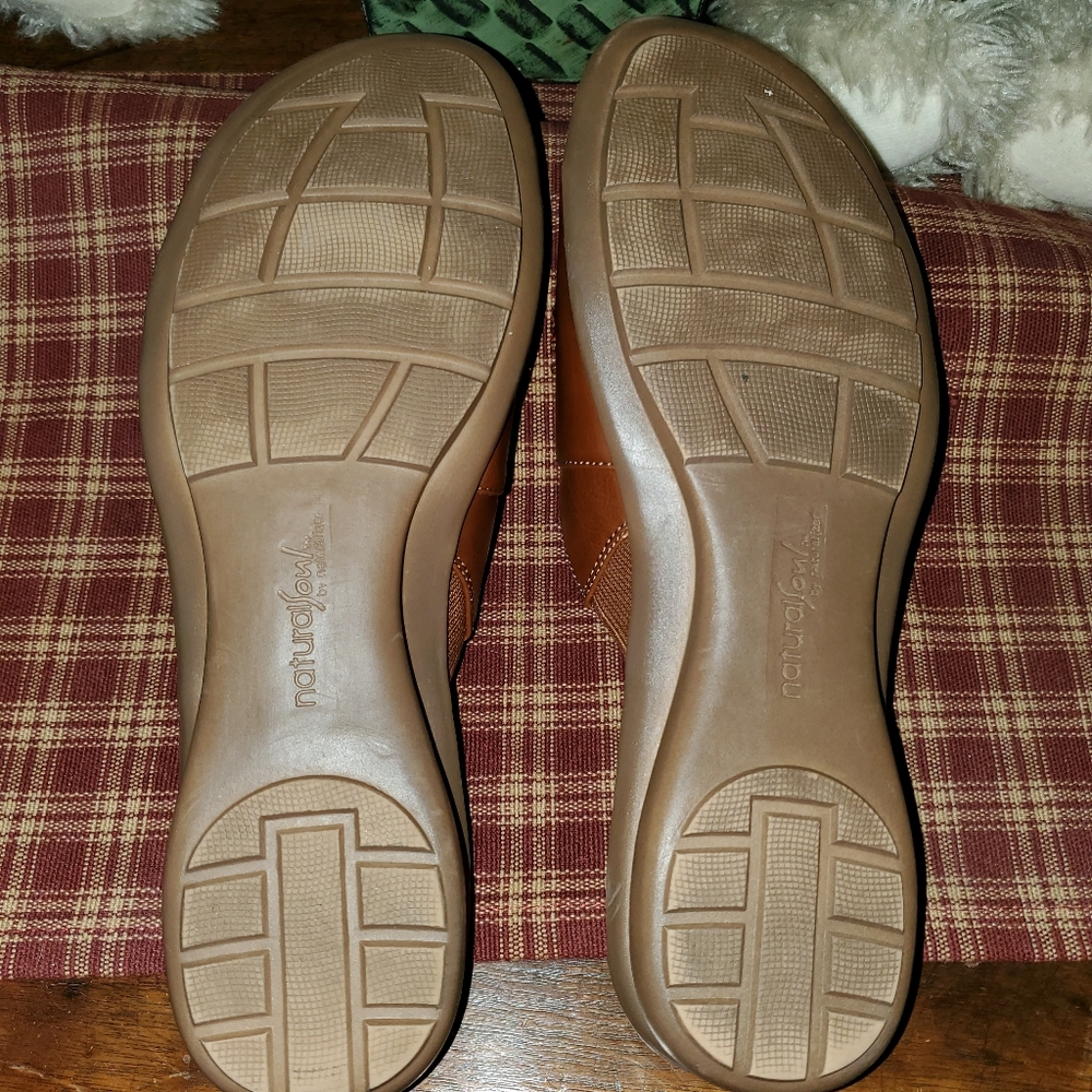 9.5 Natural Soul Josie brown slip on sandals - Picture 7 of 8